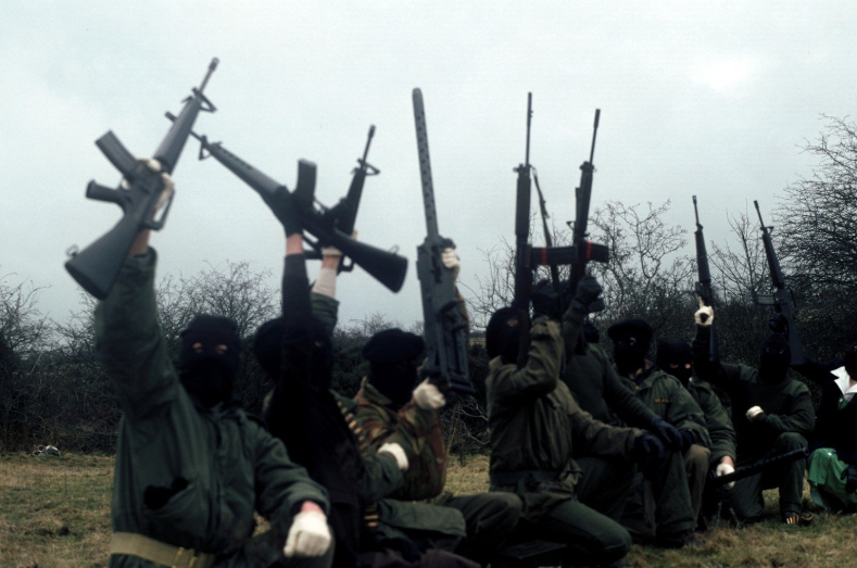 IRA anuncia, oficialmente, seu desarmamento