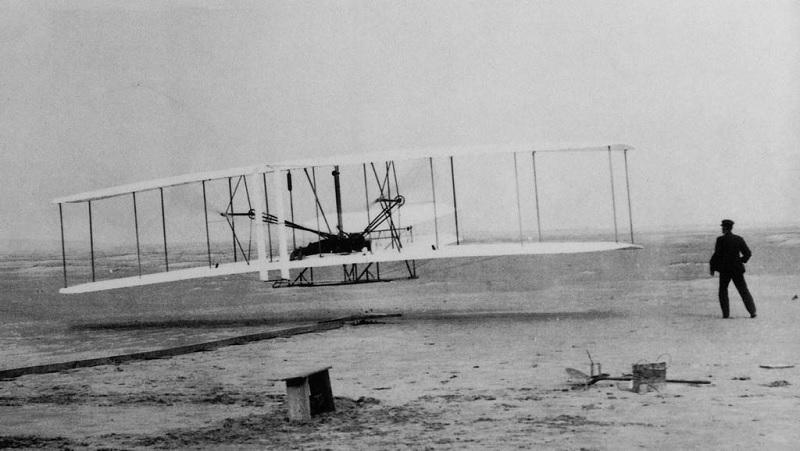 Irmãos Orville e Wilbur Wright patenteiam aeroplano mais pesado do que o ar