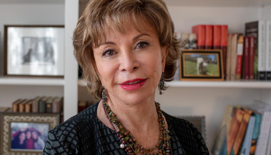 Nasce Isabel Allende: Escritora, Ativista, Filantropa E Feminista ...