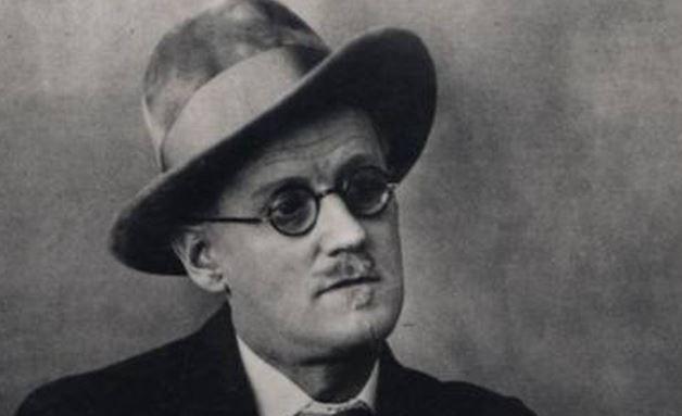 Nasce o escritor irlandês James Joyce