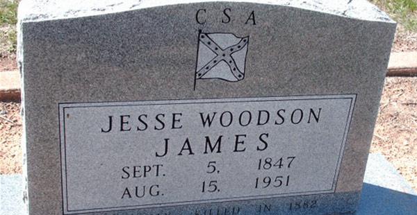 Jesse James é assassinado por dois membros de seu próprio bando
