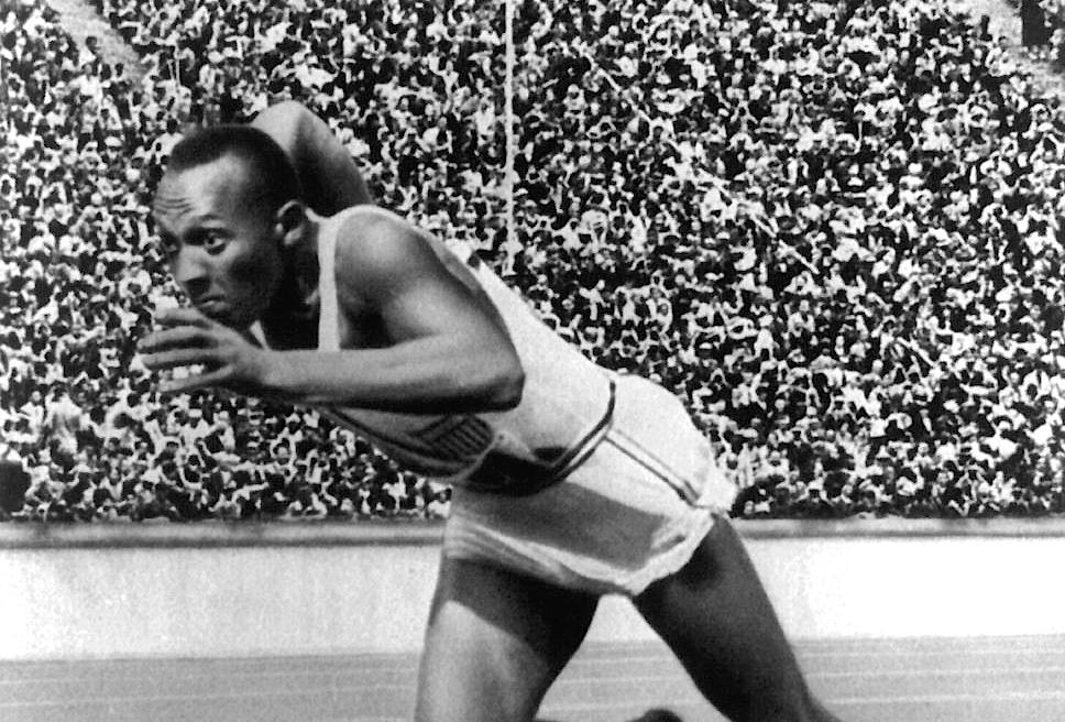 Jesse Owens é ouro nos 100 metros da Olimpíada de Berlim