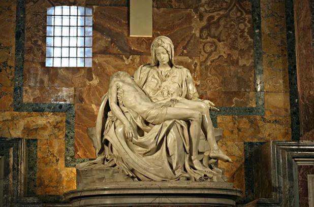 Pietá, de Michelangelo, é vandalizada no Vaticano