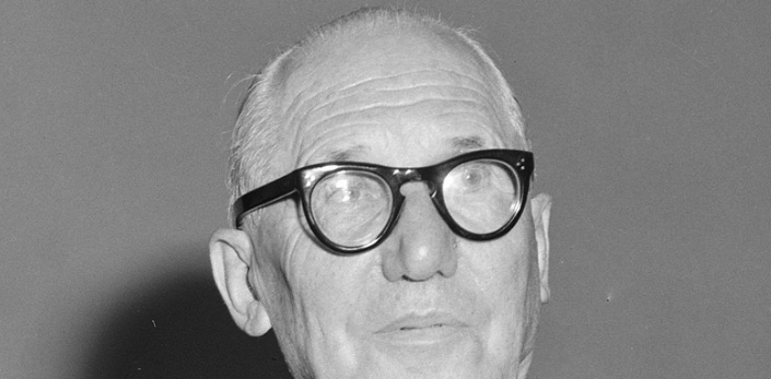 Morre Le Corbusier, pioneiro da arquitetura moderna mundial
