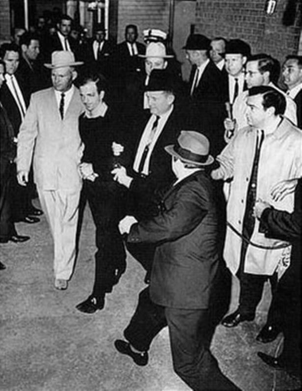 Diante das câmeras de TV, Jacky Ruby mata Lee Oswald, o alegado assassino de JFK