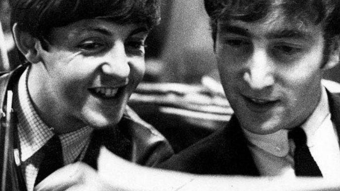 John Lennon conhece Paul McCartney