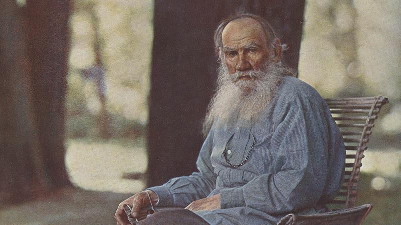 Nasce o escritor Liev Tolstói, considerado o maior nome da literatura russa