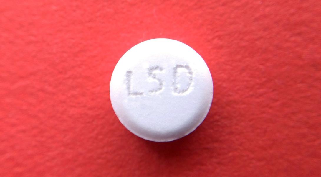 Químico suíço ingere LSD e descobre seus efeitos alucinógenos