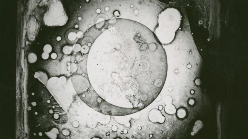Louis Daguerre registra a primeira fotografia da Lua