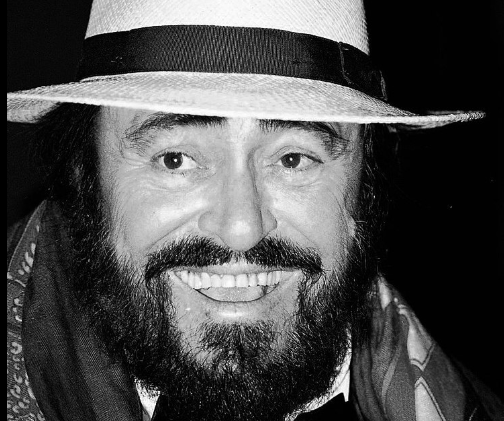Nasce o tenor Luciano Pavarotti, que popularizou a ópera
