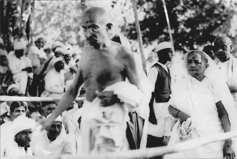 Gandhi faz greve de fome em protesto contra separação de castas na Índia