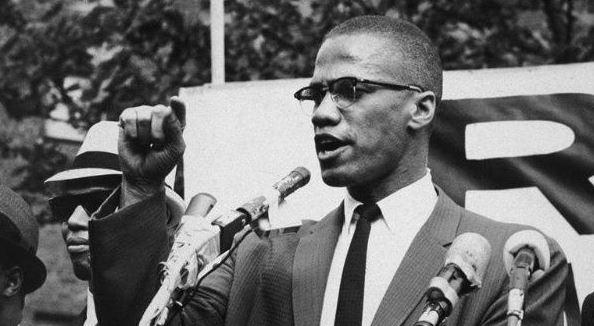 Malcolm X, líder revolucionário dos EUA, sofre atentado em sua casa