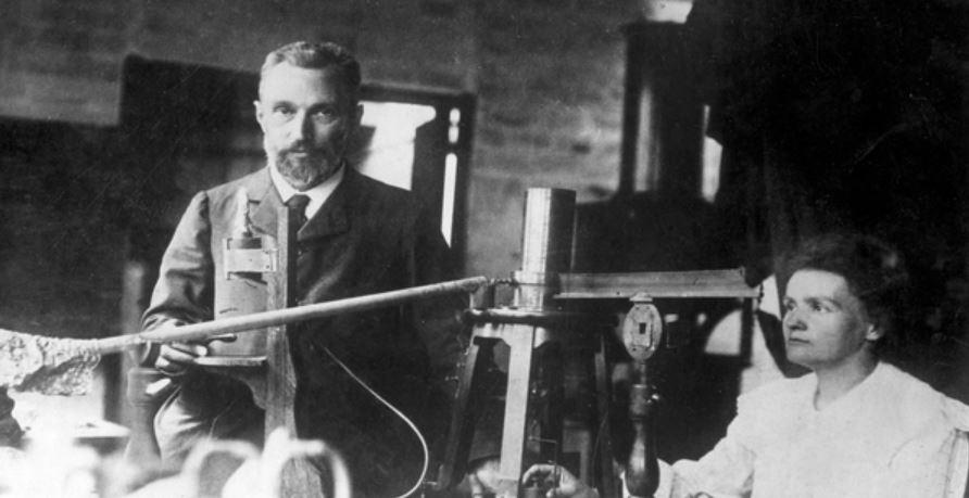 Pierre e Marie Curie descobriram o rádio