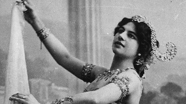 Dançarina Mata Hari é executada após ser acusada de espionagem