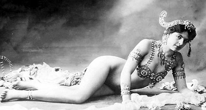 Dançarina Mata Hari é presa após ser acusada de espionagem