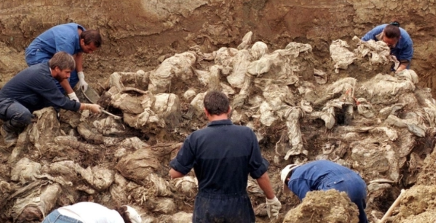Ocorre o Massacre de Srebrenica