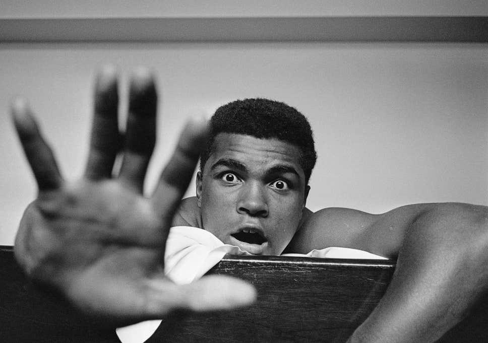 Proibido de lutar, Muhammad Ali anuncia retirada dos ringues