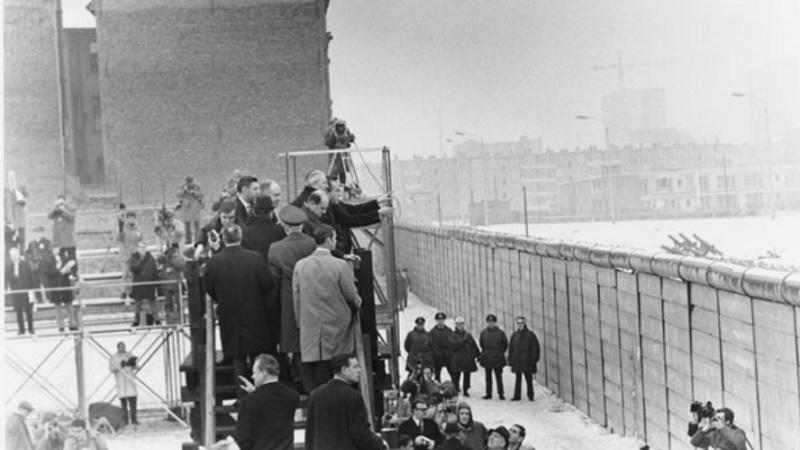 Muro de Berlim é aberto pela primeira vez