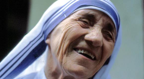 Madre Teresa de Calcutá é tornada santa pela Igreja Católica