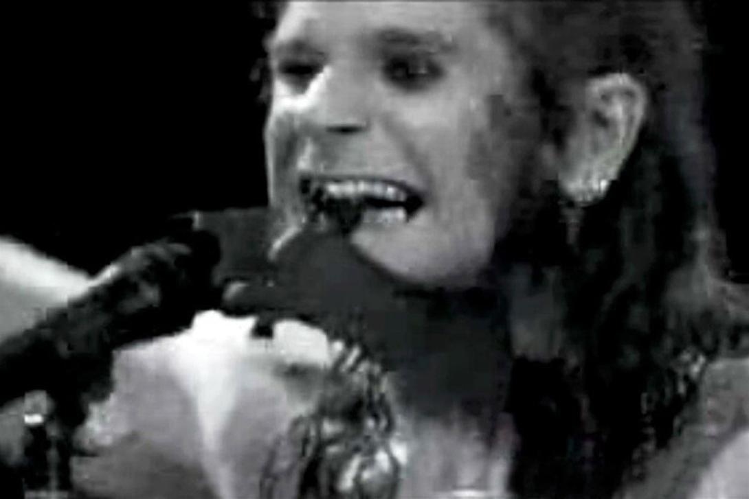 Ozzy Osbourne morde a cabeça de um morcego vivo durante um show