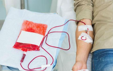 É realizada a primeira transfusão de sangue