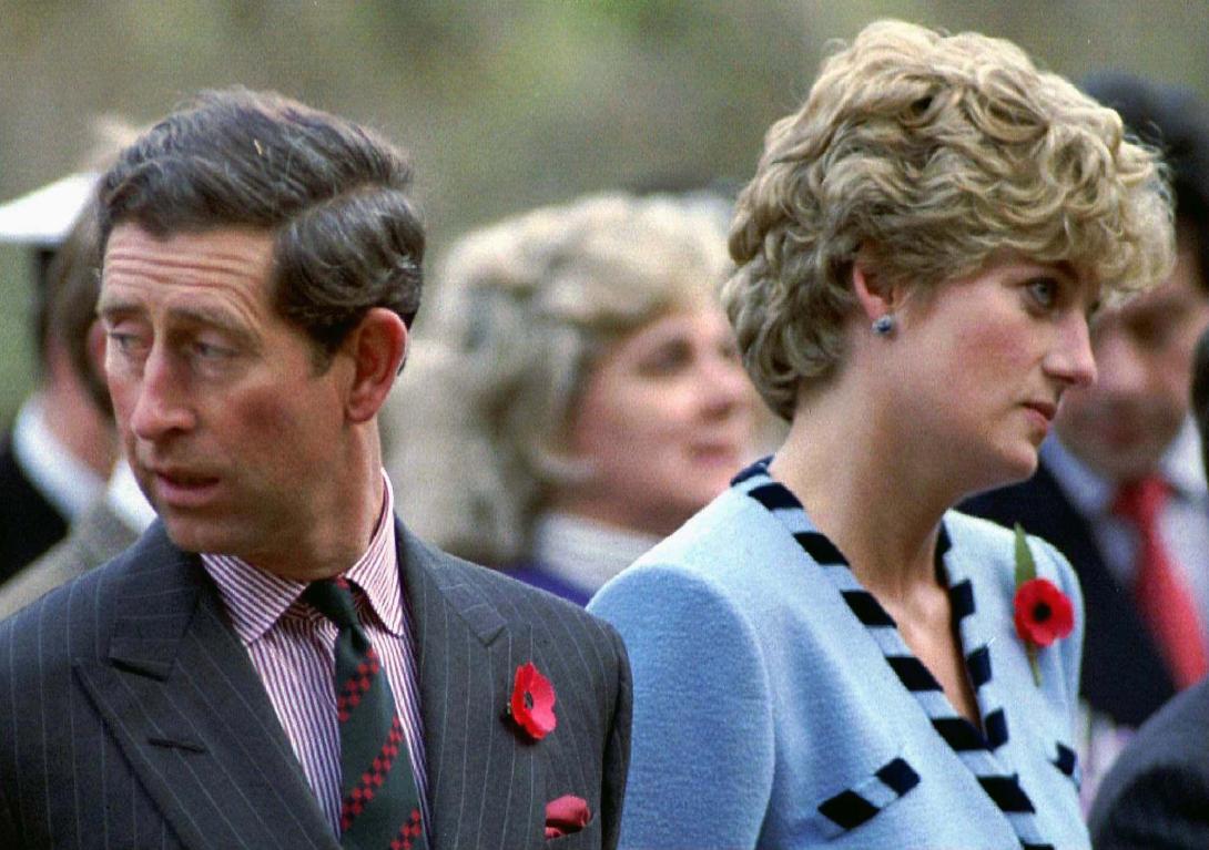 Príncipe Charles e princesa Diana se divorciam
