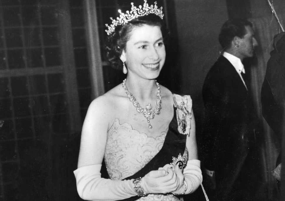 Rainha Elizabeth II é coroada