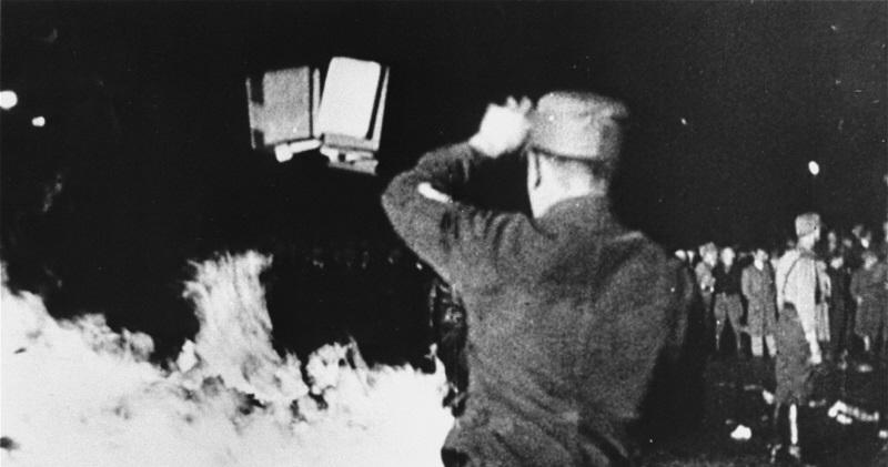 Nazistas promovem queima de livros considerados subversivos pelo regime