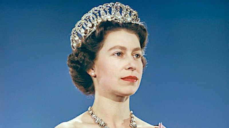 Elizabeth II se torna rainha do Reino Unido após a morte de George VI