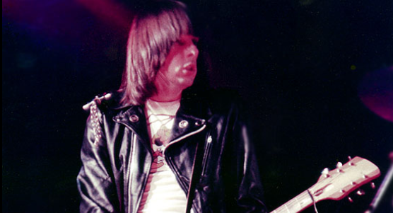 Nasce Joey Ramone, líder da banda Ramones