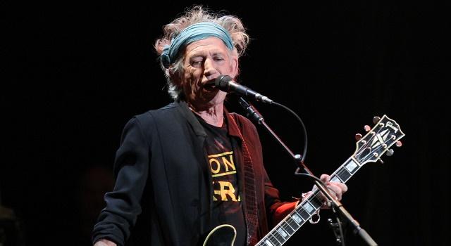 Keith Richards compõe “Satisfaction” dos Rolling Stones