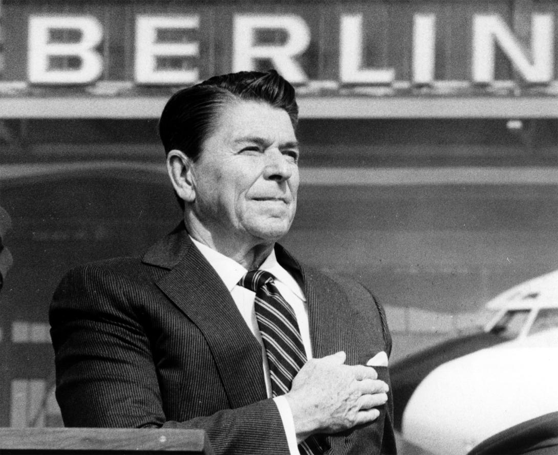 Reagan desafia Gorbachev a derrubar o Muro de Berlim