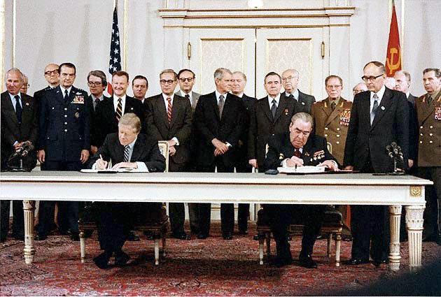 Tratado SALT é assinado entre EUA e URSS