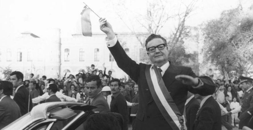 Salvador Allende assume a presidência do Chile