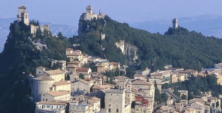 É fundada a República de San Marino
