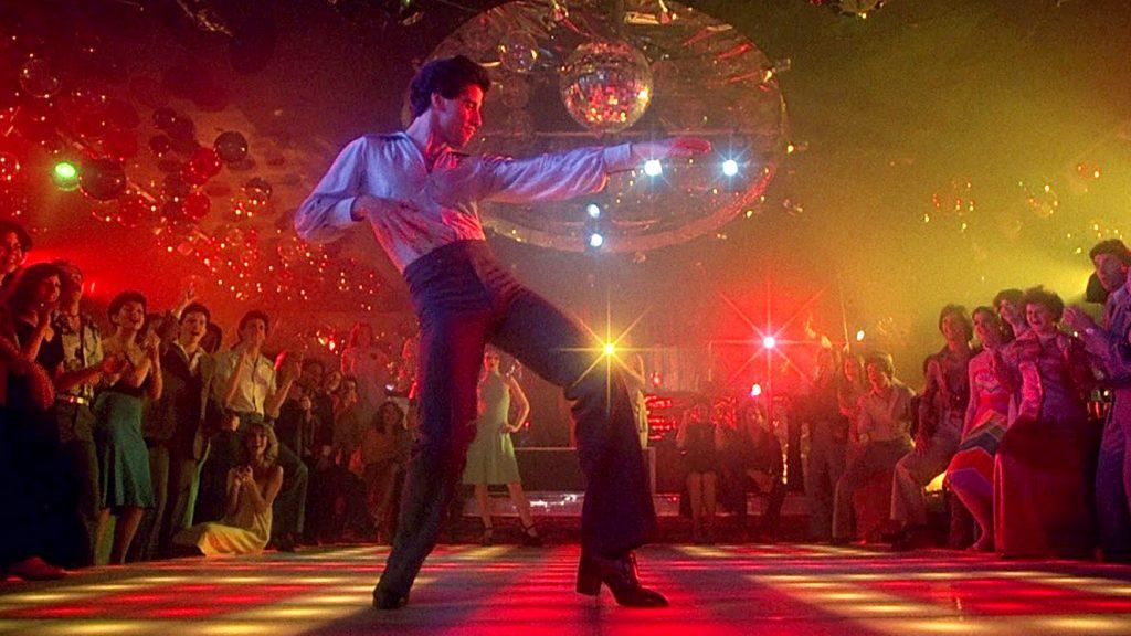 Estreia Os Embalos de Sábado à Noite, filme que lançou Travolta à fama