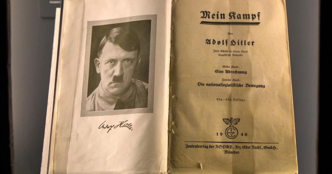 Hitler publica o manifesto Mein Kampf