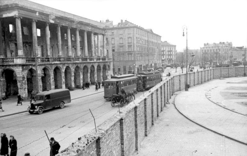 Alemães erguem o muro de Varsóvia, para segregar judeus da população
