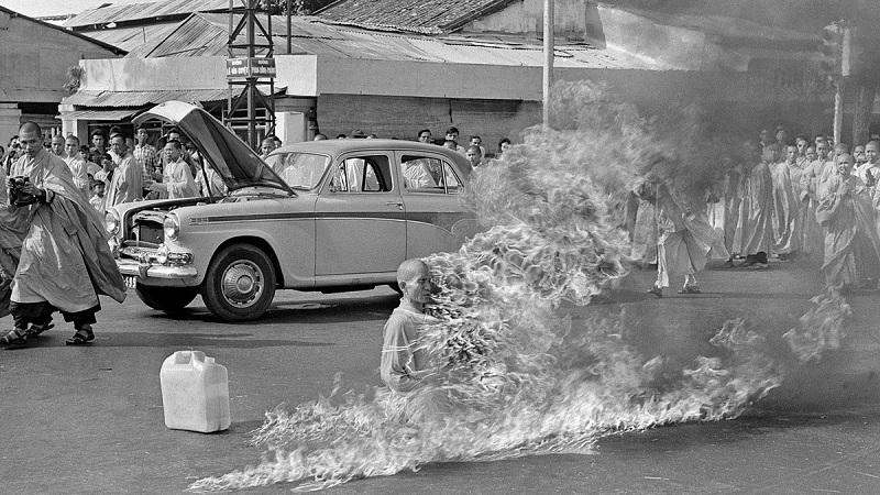 Monge budista ateia fogo ao próprio corpo no Vietnã do Sul