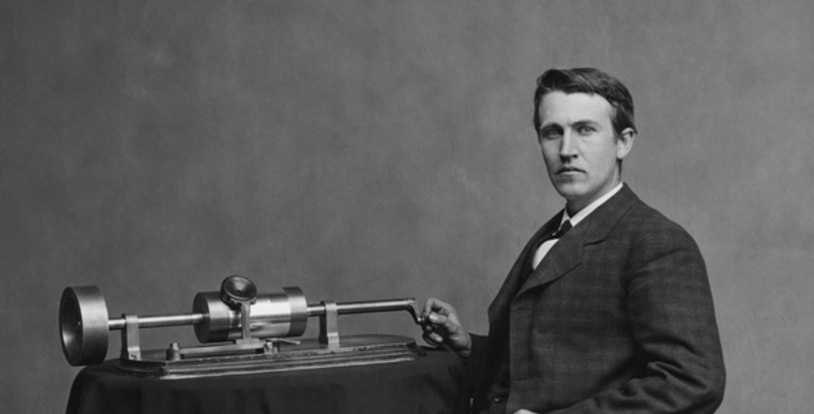 Thomas Edison inventa o fonógrafo