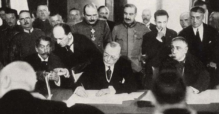 Assinado o Tratado de Bucareste