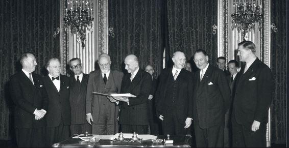 Tratado de Nice é assinado na França