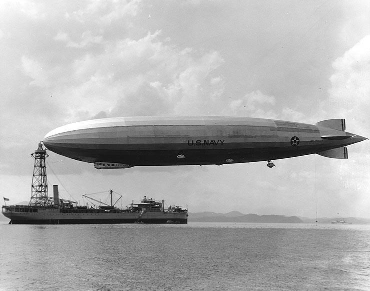 Dirigível Zeppelin faz primeiro voo de longa a distância, cruzando o Atlântico