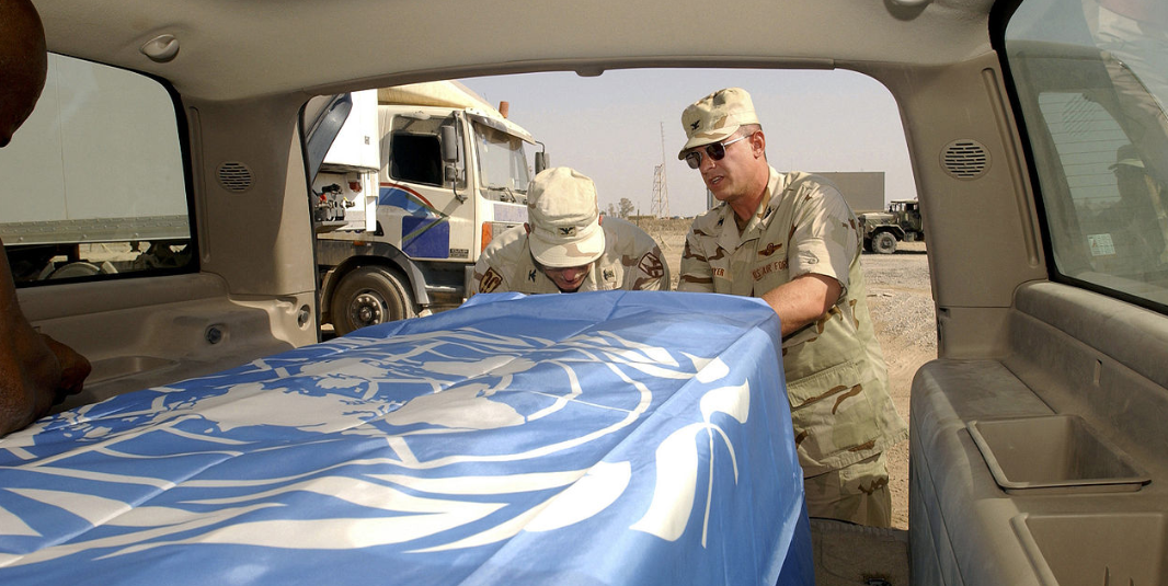Brasileiro Sérgio Vieira de Mello, alto funcionário da ONU, é morto em atentado à bomba no Iraque