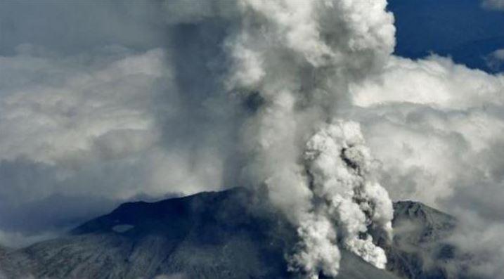 Acontece a última erupção do vulcão Tokachi, no Japão